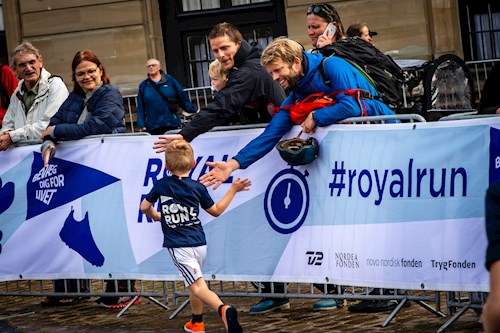 Lille dreng løber til Royal Run og giver high five til tilskuerne
